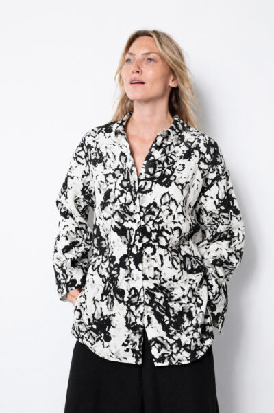 OSKA Bluse 531 / Leinen / zweifarbiger "Gartendruck"